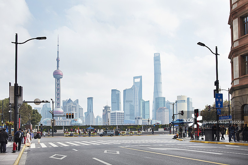 从城市道路看到的摩天大楼图片素材