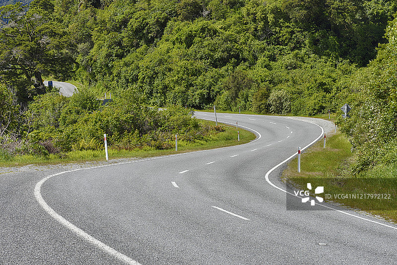 哈斯特山口（6号公路）的蜿蜒道路图片素材