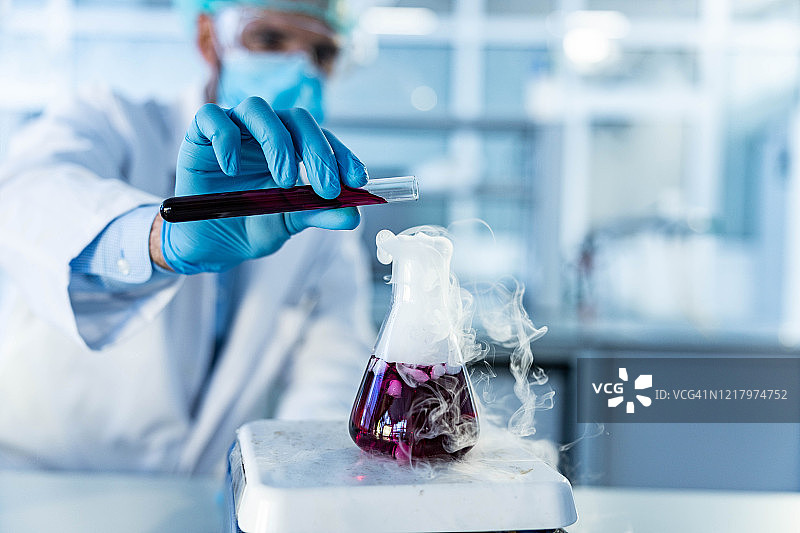 磁力搅拌器上混合有毒化学液体特写图片素材