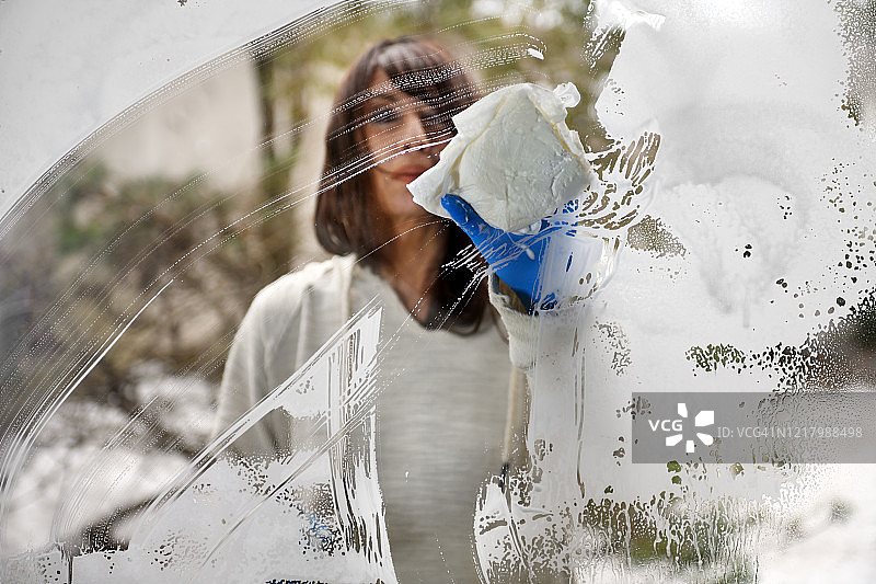 中年妇女清洗窗户图片素材