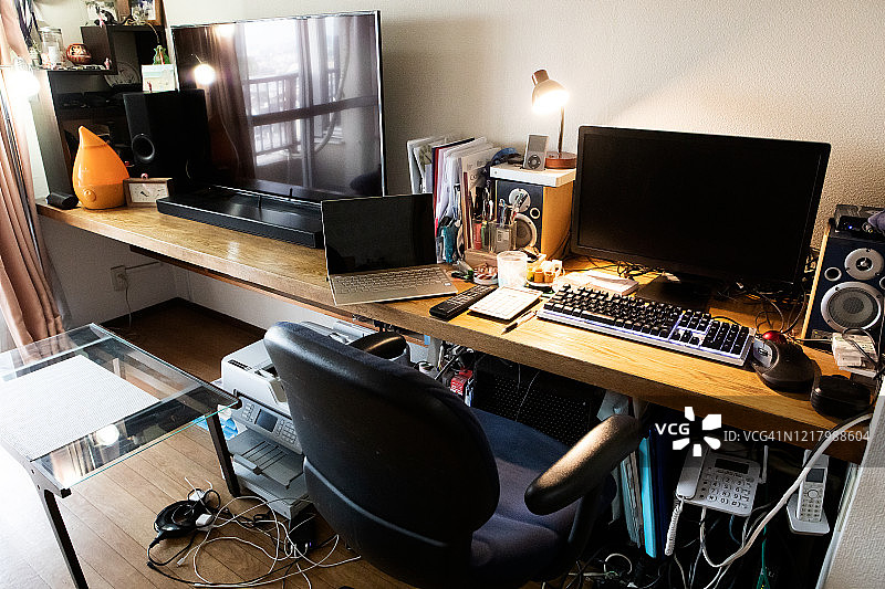 下班后空无一人的房间图片素材