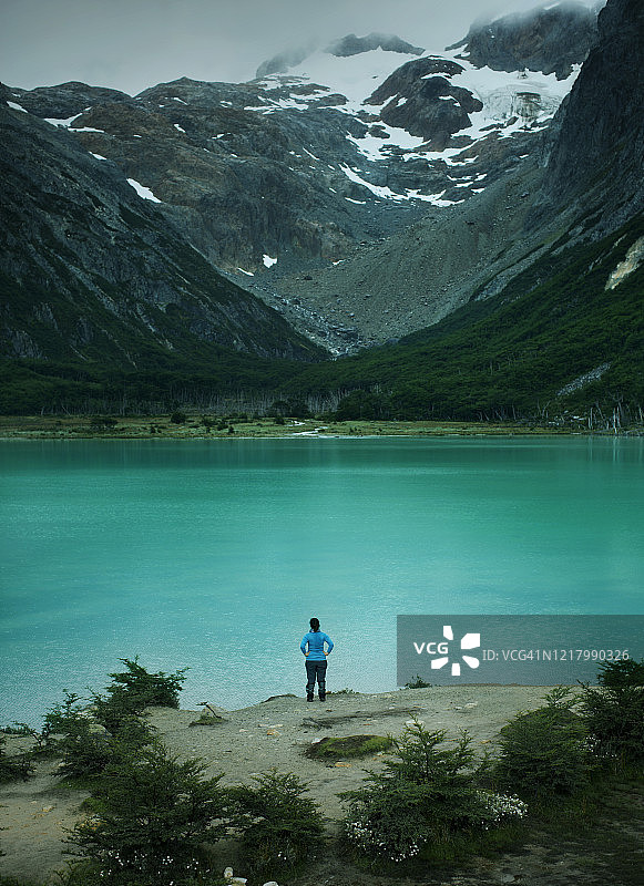 女孩欣赏巴塔哥尼亚绿宝石泻湖图片素材