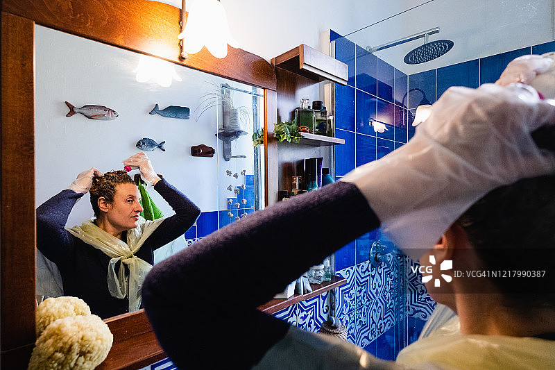 女人在家给卷发染发图片素材