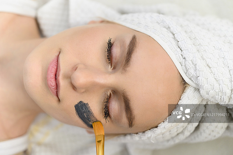 在SPA中为女士敷面膜图片素材