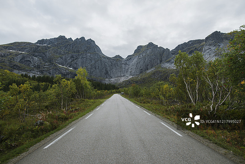 挪威罗弗敦群岛山景空旷道路图片素材