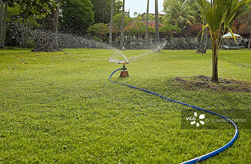 自动喷灌系统：绿色草坪浇灌图片素材