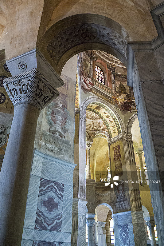 意大利拉文纳圣维塔莱大教堂内部（公元526年）图片素材