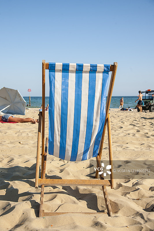 英格兰伯恩茅斯海滩上的躺椅图片素材