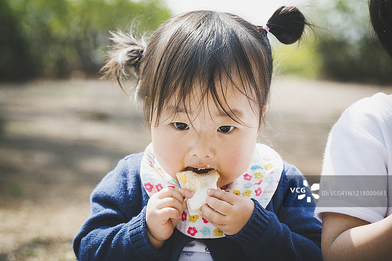 宝宝在公园里吃午饭图片素材