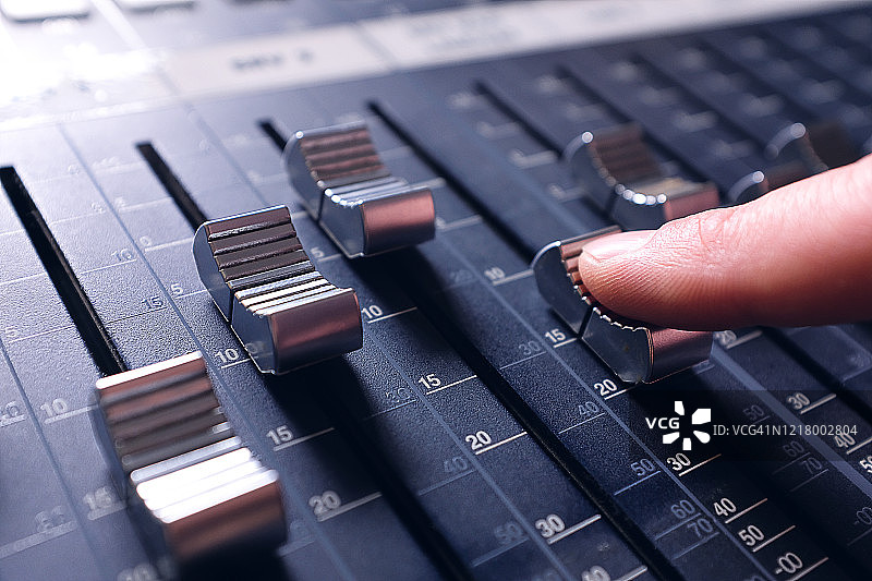 工作室音频调音台旋钮和推子调节设备banner图片素材