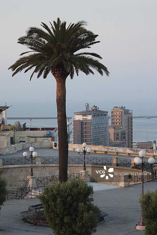 意大利撒丁岛卡利亚里：从圣雷米堡垒观看伊尔卡斯特洛港口图片素材