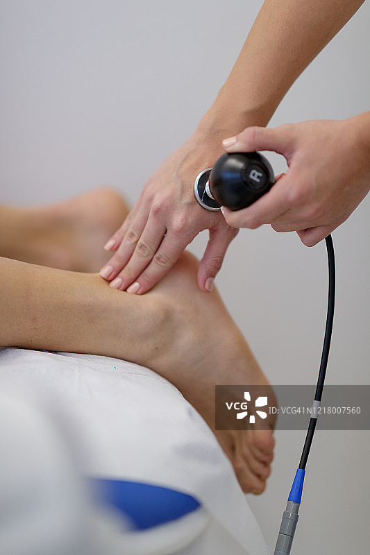 对患者足跟进行特卡疗法图片素材