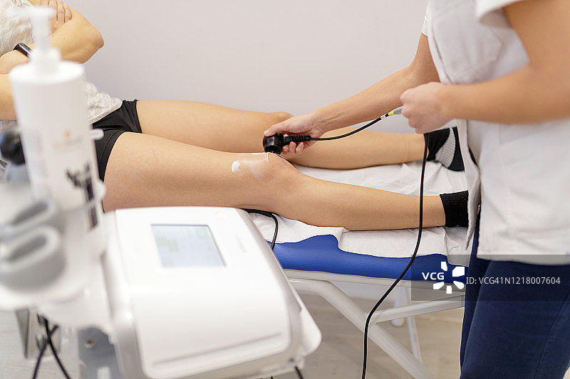 使用特卡疗法治疗患者膝盖图片素材