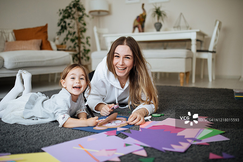 母亲和幼儿园女儿一起学习做创意工作图片素材