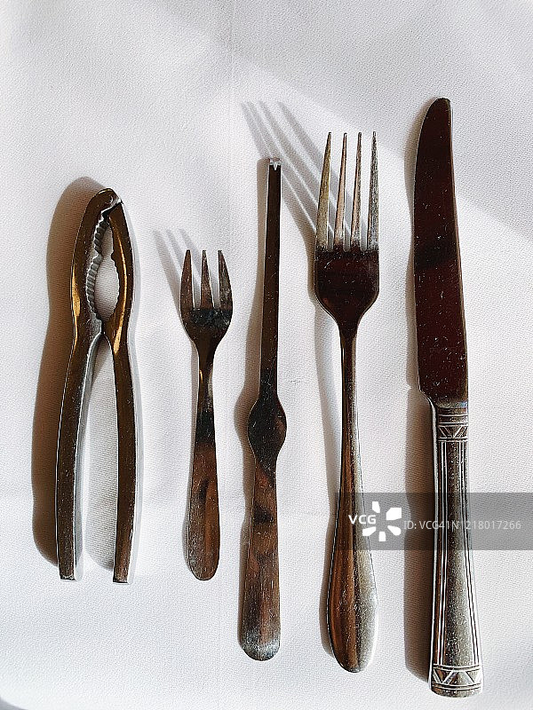 法国巴黎海鲜餐厅的餐具套装图片素材