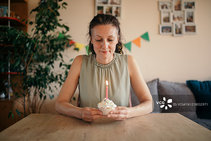 独自在家庆祝生日的女人图片素材