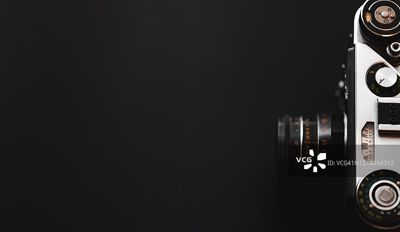 黑色背景上的复古胶片相机图片素材