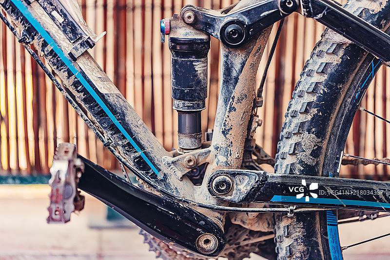 山地自行车后避震、脚踏板、车架特写图片素材