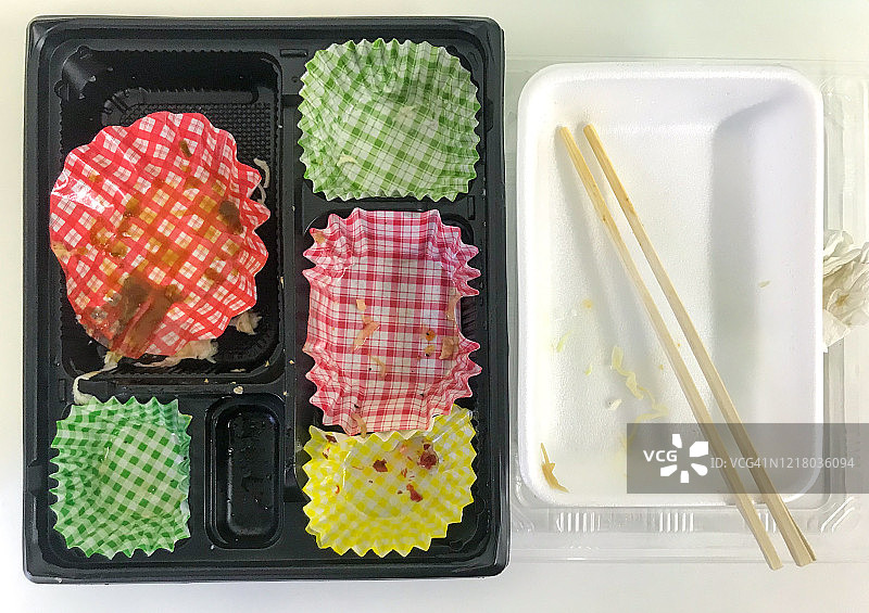 一次性塑料便当盒和一次性筷子图片素材