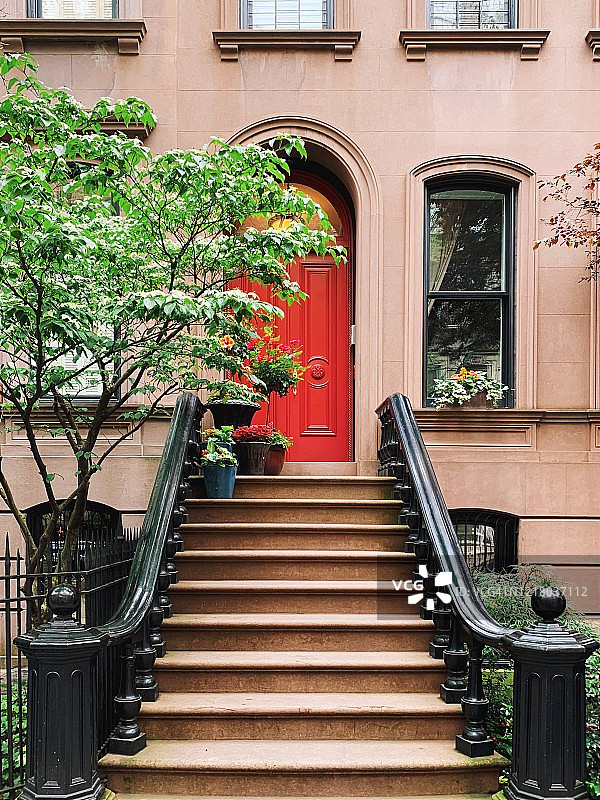 美国纽约市西村住宅区红门图片素材