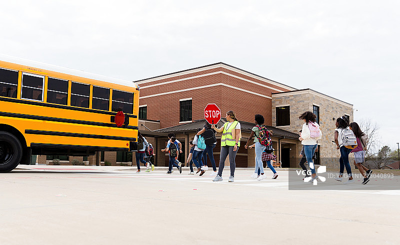 一群小学生走在人行横道上图片素材