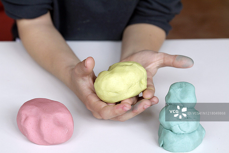 儿童玩橡皮泥图片素材