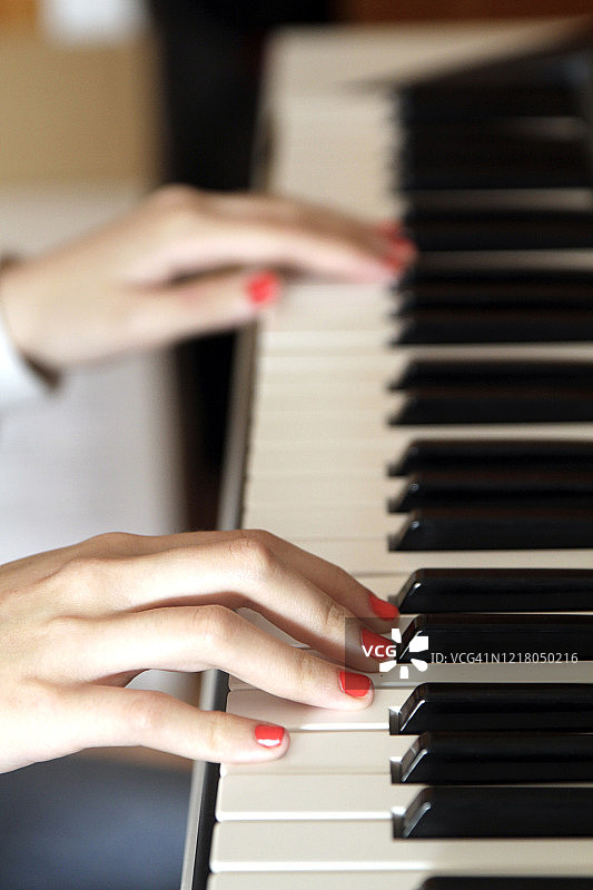 女人弹钢琴特写图片素材