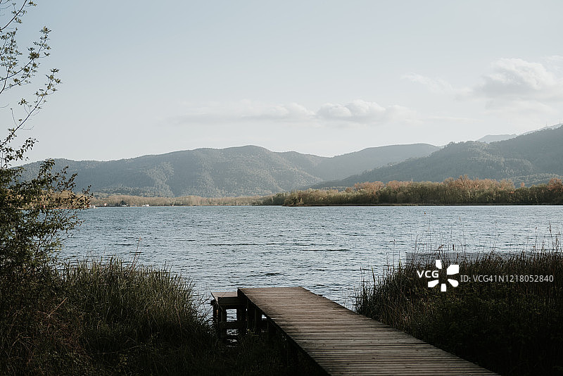 带木制码头的巴尼奥莱斯湖图片素材