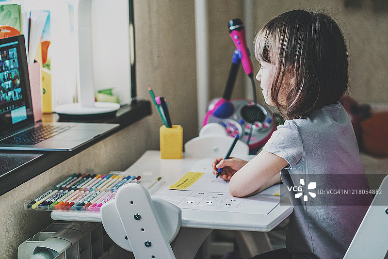 可爱女孩远程学习图片素材