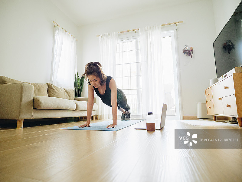 在家用笔记本电脑锻炼的亚洲女性图片素材