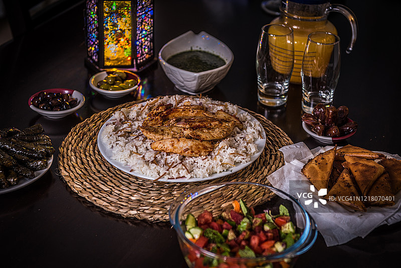 斋月期间供应的开斋饭图片素材