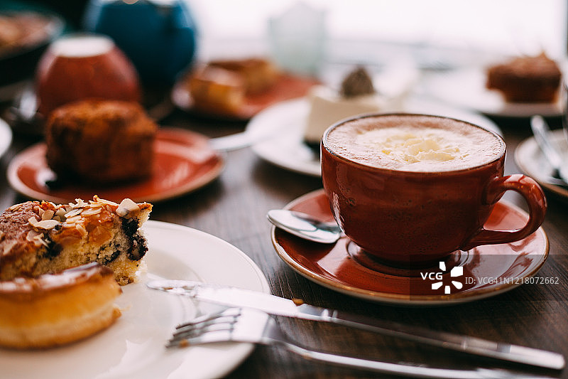 桌上的咖啡杯和甜点图片素材