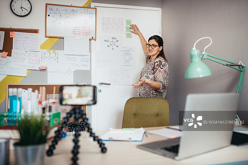 化学教授展示元素与键合图片素材