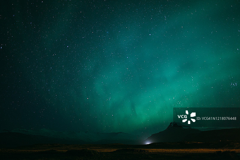 冬季夜空中的绿色北极光图片素材