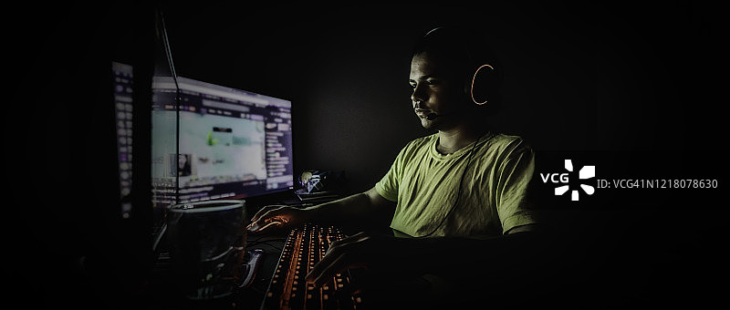 网络竞技团队游戏：专业电竞选手在线训练图片素材