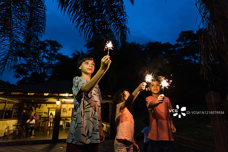 新年里玩烟花的儿童图片素材