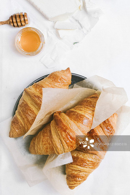 羊角面包和蜂蜜图片素材