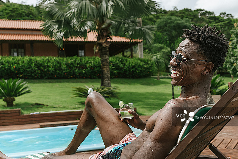 男人在家享受日光浴图片素材