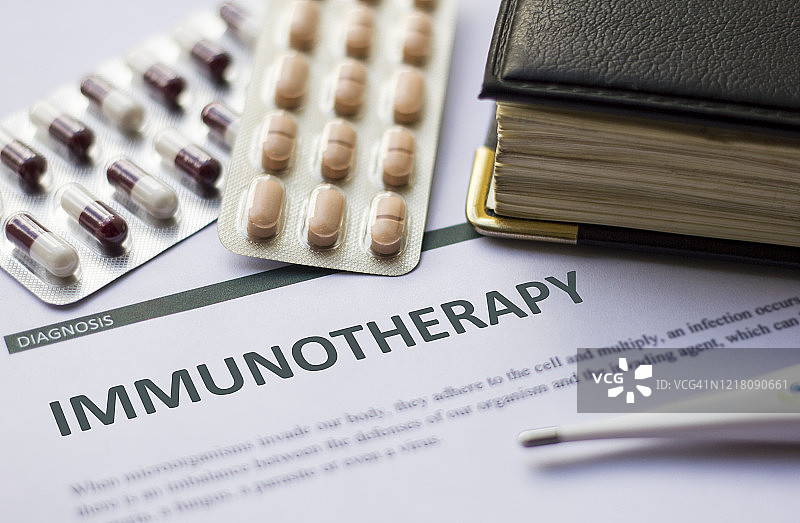 免疫疗法概念图：印有诊断书的白纸与药物注射器药丸图片素材