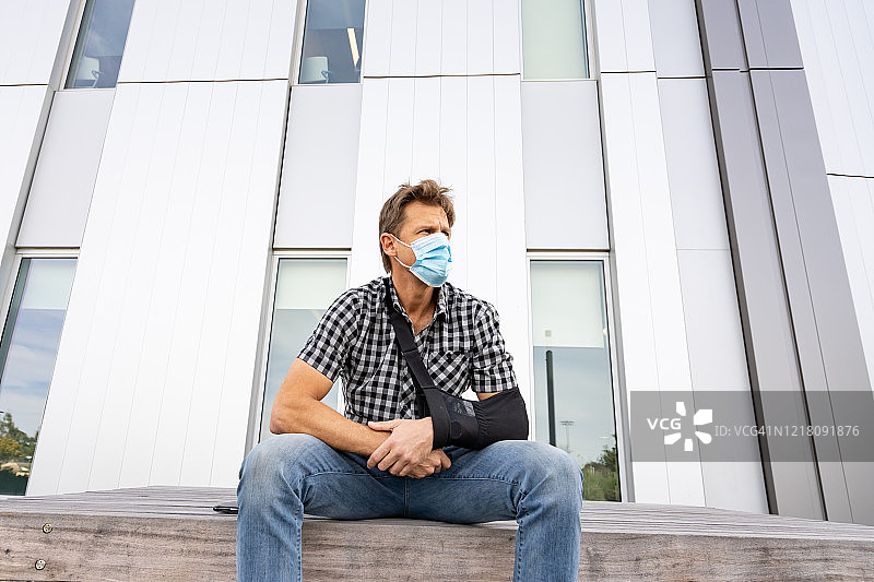 戴医用口罩的中年男人图片素材