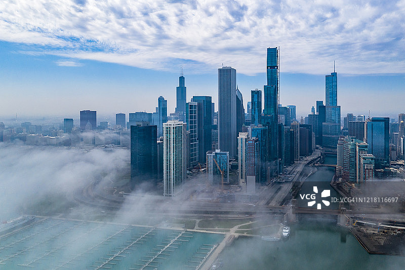 芝加哥湖滨大道与城市雾景图片素材