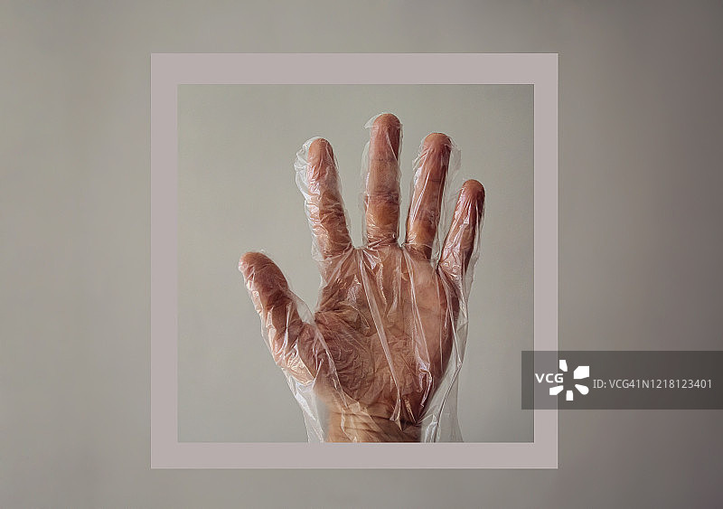 手持一次性保护塑料手套图片素材