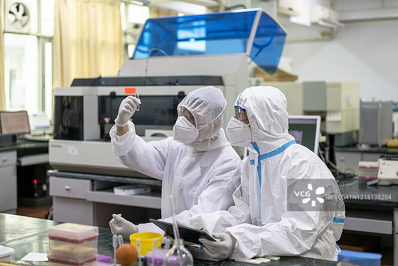 两位亚洲男医生在实验室做实验图片素材