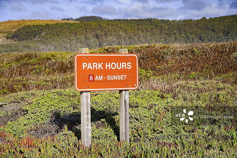 加利福尼亚州海岸线州立公园的公园开放时间标志图片素材