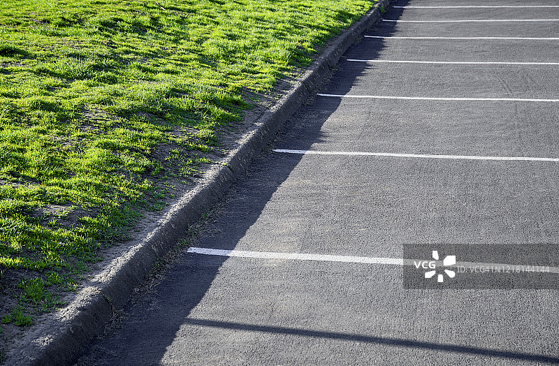 草地旁的空旷停车位图片素材