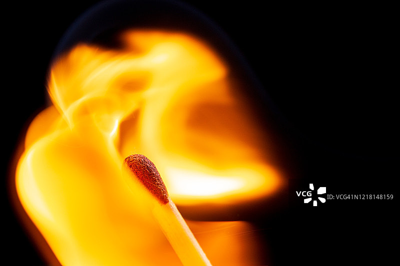 燃烧的火柴棍特写图片素材