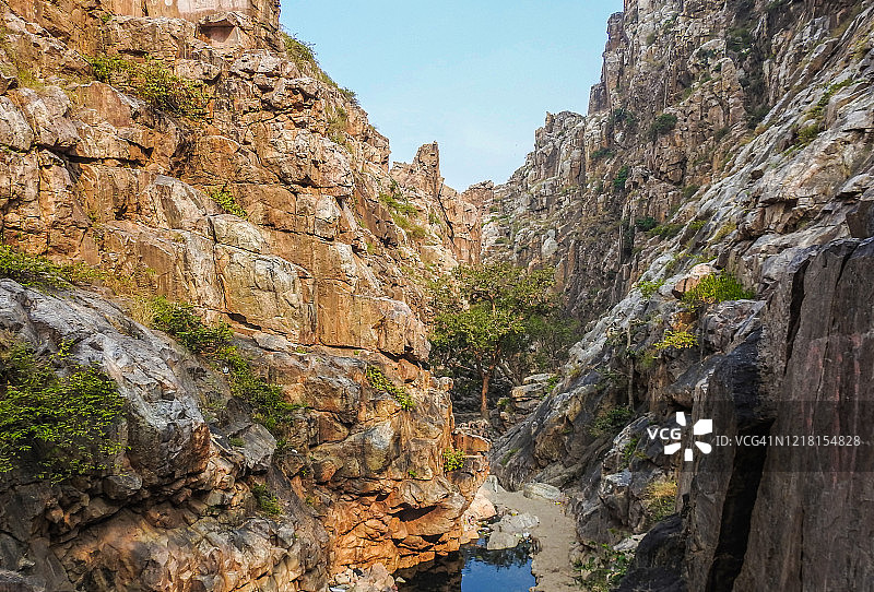 阿拉瓦利山脉的岩石小径图片素材