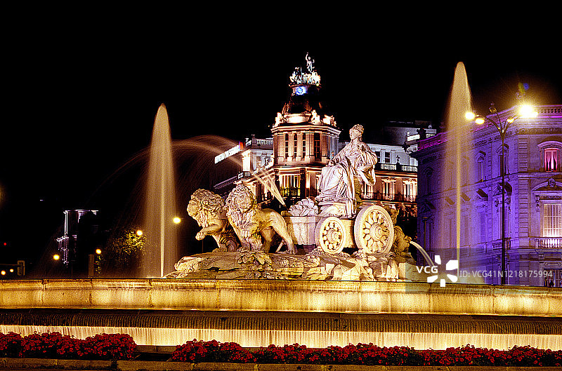 西班牙马德里夜晚的西贝莱斯喷泉图片素材