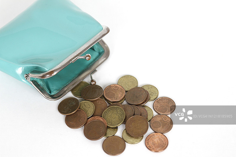 桌子上的钱包和硬币高角度视图图片素材