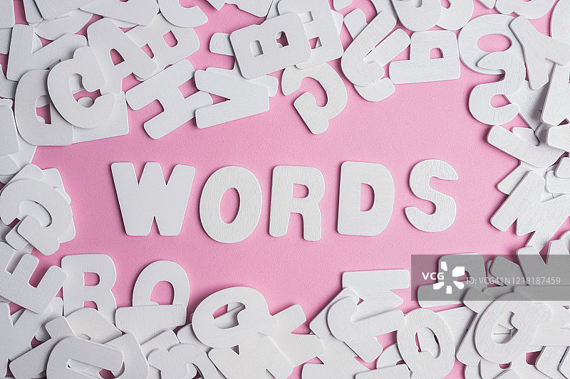 粉色背景上的白色字母扁平风格图片素材